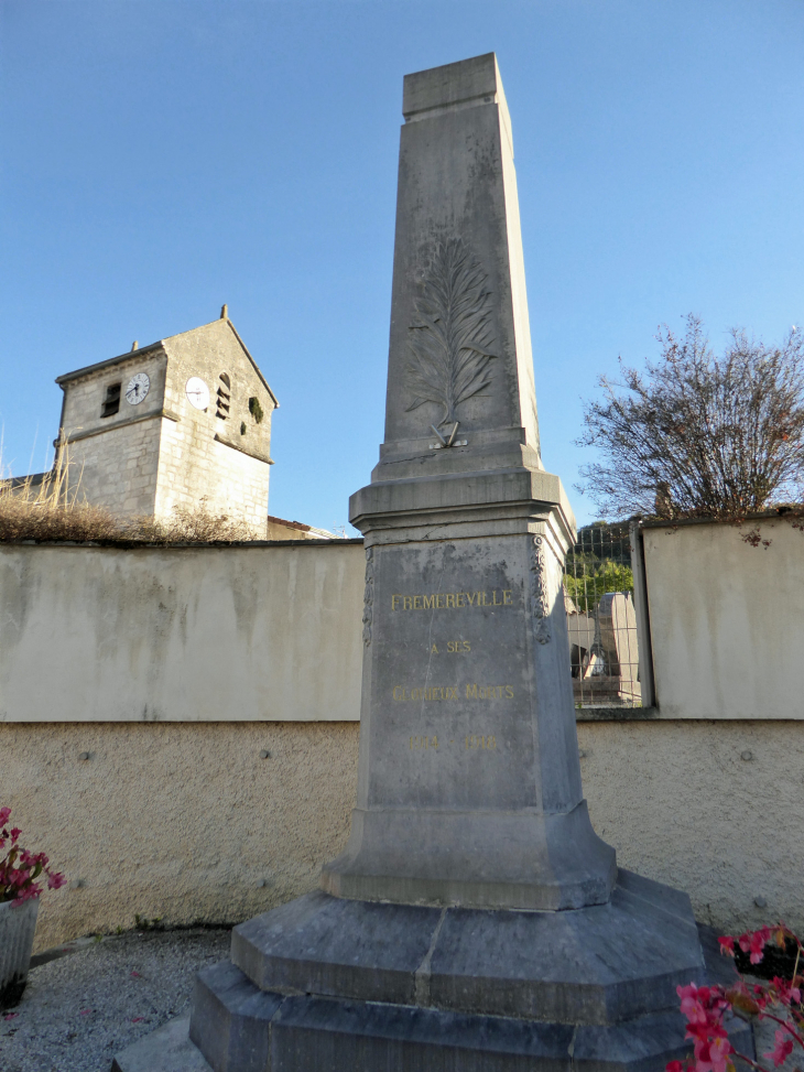 Le monument aux morts et l'église - Frémeréville-sous-les-Côtes