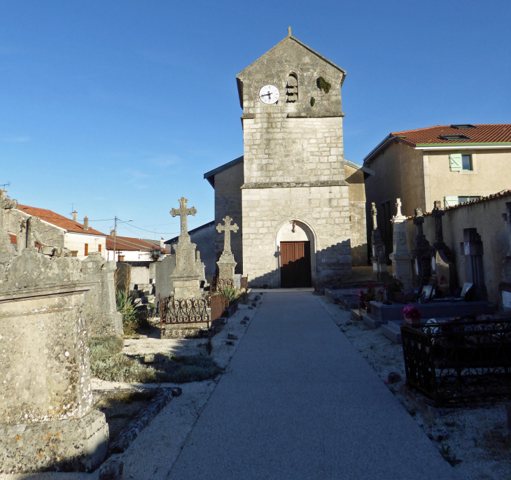 Vers l'entrée de l'église - Frémeréville-sous-les-Côtes