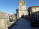 vers l'entrée de l'église