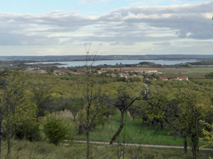 Vue sur le village et le lac de Madine - Heudicourt-sous-les-Côtes