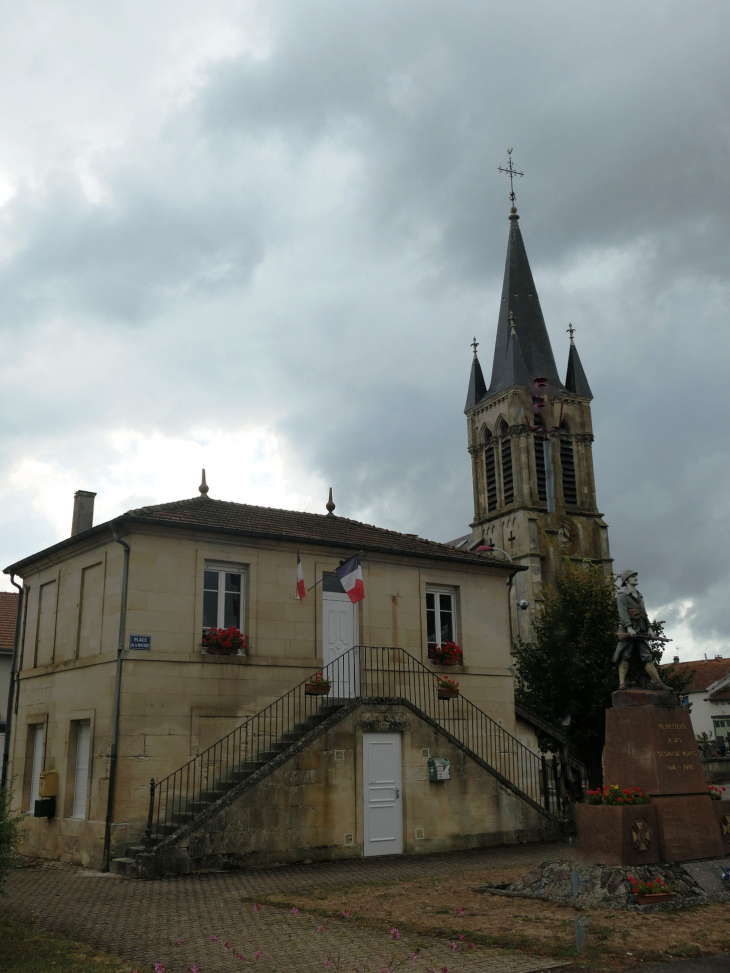 La mairie, l'église et le monument aux morts - Hévilliers