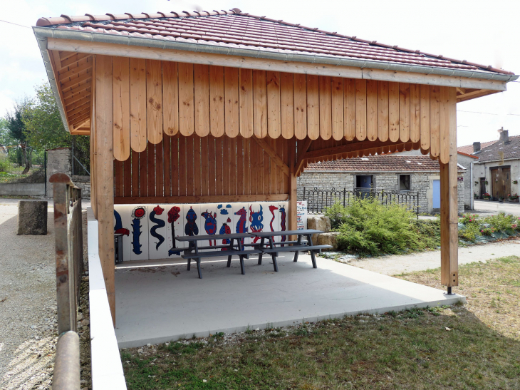 Coin pique-nique décoré par les écoliers - Horville-en-Ornois