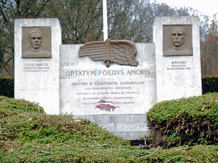 Monument aux Garibaldiens (volontaires italiens en 14-18) - Lachalade