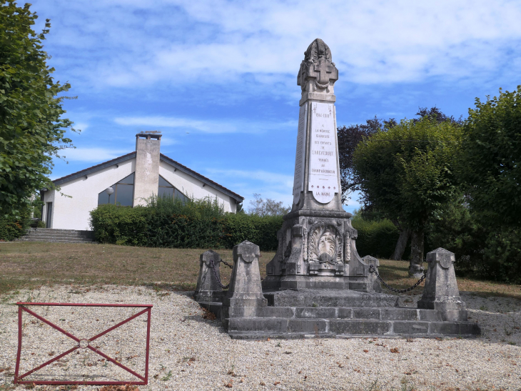 Le monument aux morts devant l'église - Laheycourt