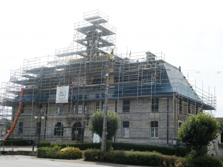 La mairie en  rénovation - Laheycourt