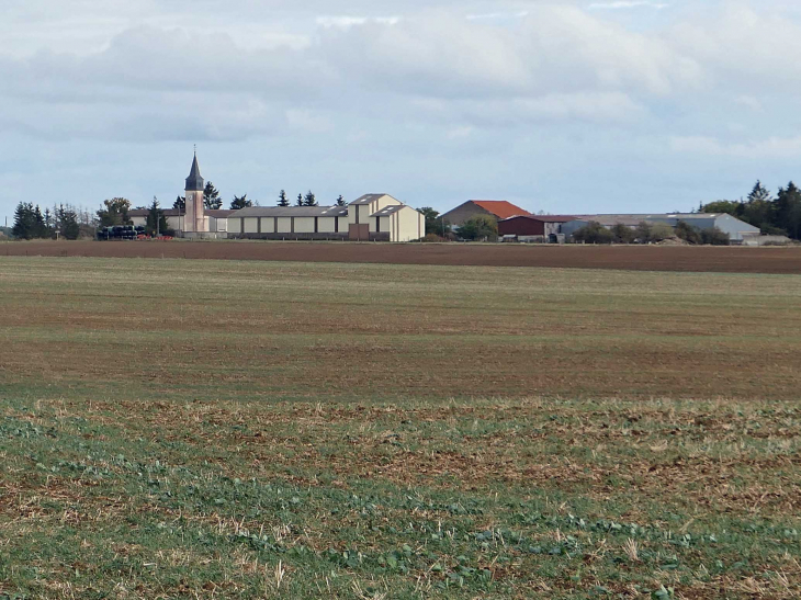 Le village entouré de champs - Lanhères