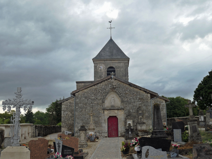 L'église dans le cimetière - Lavincourt