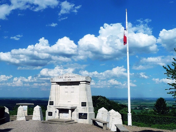 Monument aux morts sur la crète - Les Éparges