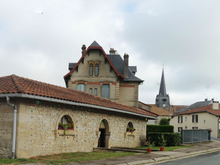 Genicourt sous Condé : le lavoir à l'entrée du village - Les Hauts-de-Chée