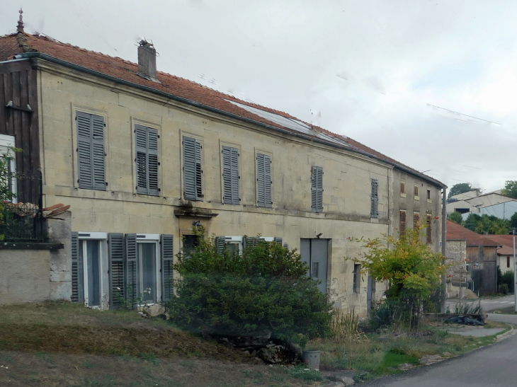 Hargeville : maisons lorraines dans le village - Les Hauts-de-Chée