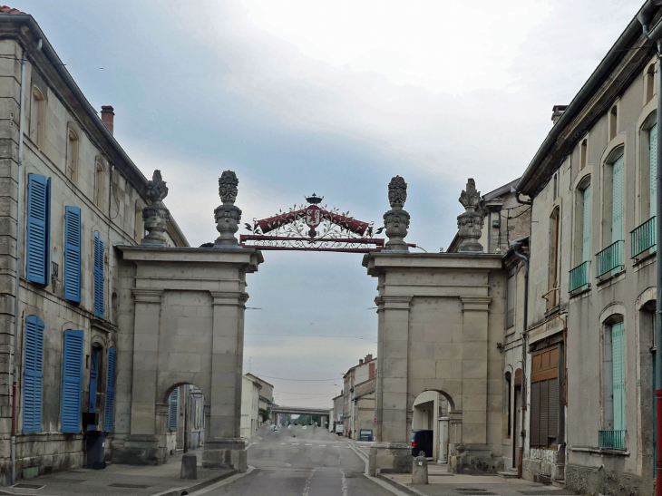 Porte Dauphine ou Porte de France rue leroux - Ligny-en-Barrois