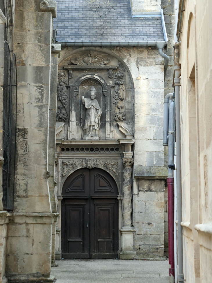 Entrée de l'église Notre Dame des Vertus - Ligny-en-Barrois