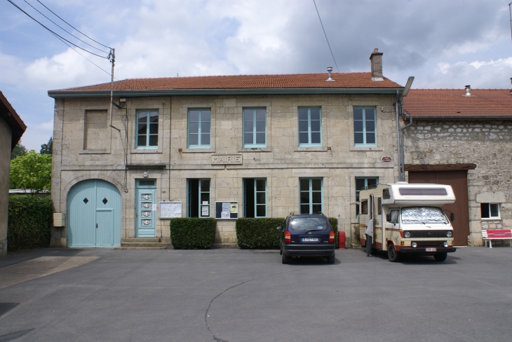 La Mairie de Liny-devant-Dun et mon Gipsy en panne.