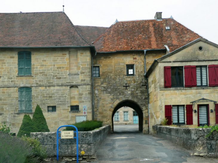 L'entrée du château - Lisle-en-Rigault