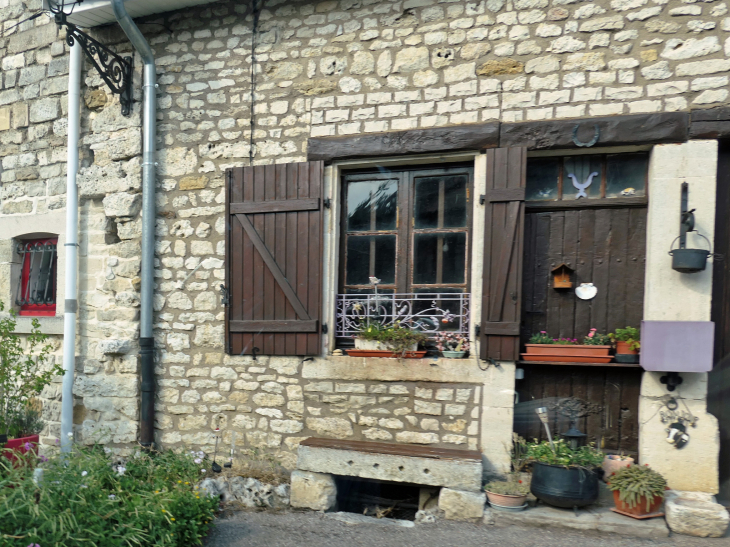 Maison dans le village - Longeaux