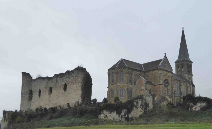 Les ruines du château fort et l'église - Louppy-sur-Loison