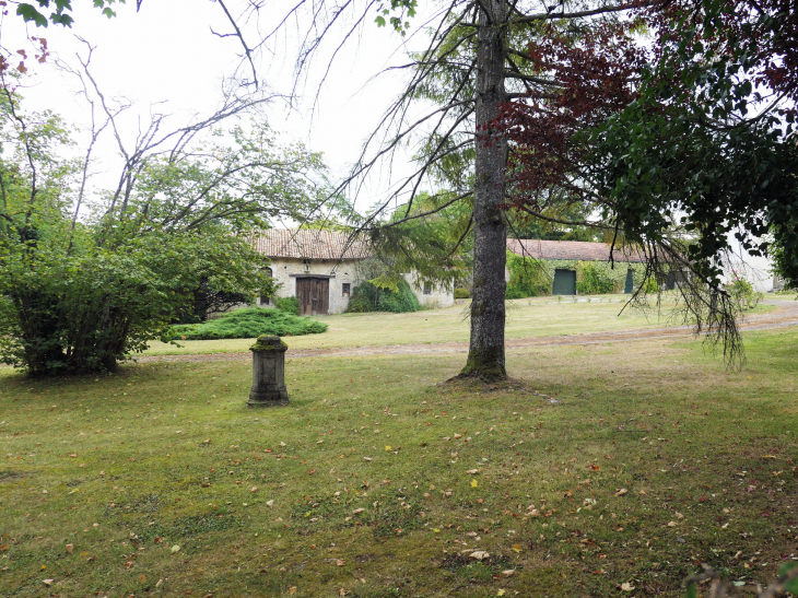 Les dépendances du château dans le parc - Mauvages