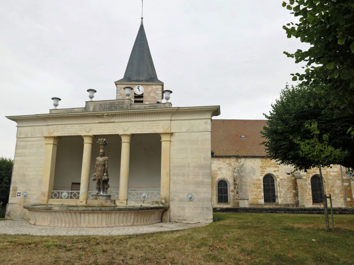 La fontaine lavoir de style néo égyptien - Mauvages