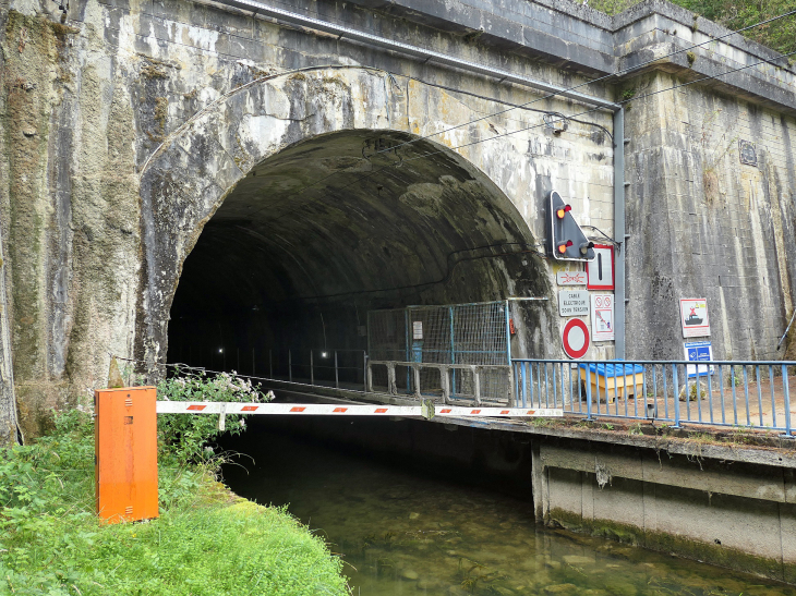 Tunnel long d'environ 5 km sur le canal de la Marne au Rhin - Mauvages