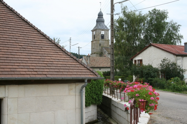 Le lavoir et l'église - Méligny-le-Grand