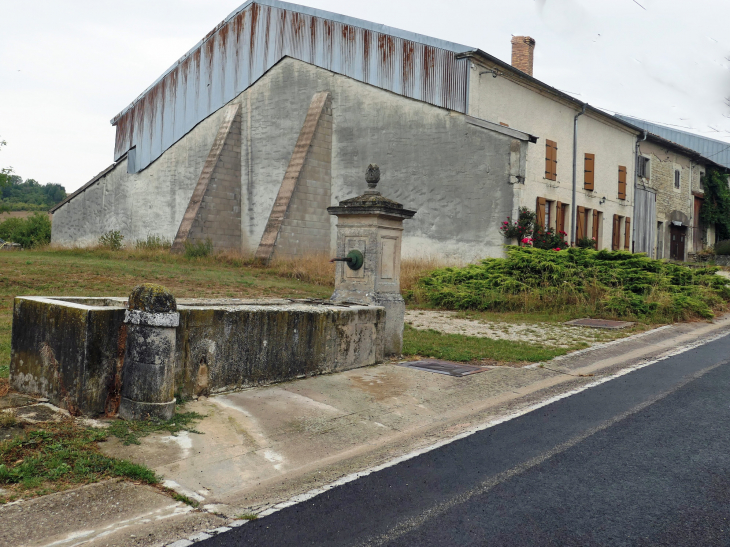 Fontaine dans le village - Méligny-le-Petit