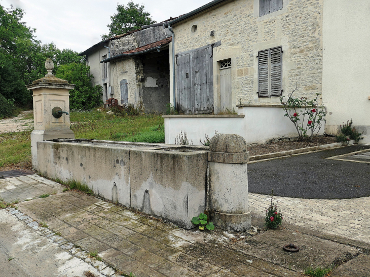 Fontaine dans le village - Méligny-le-Petit