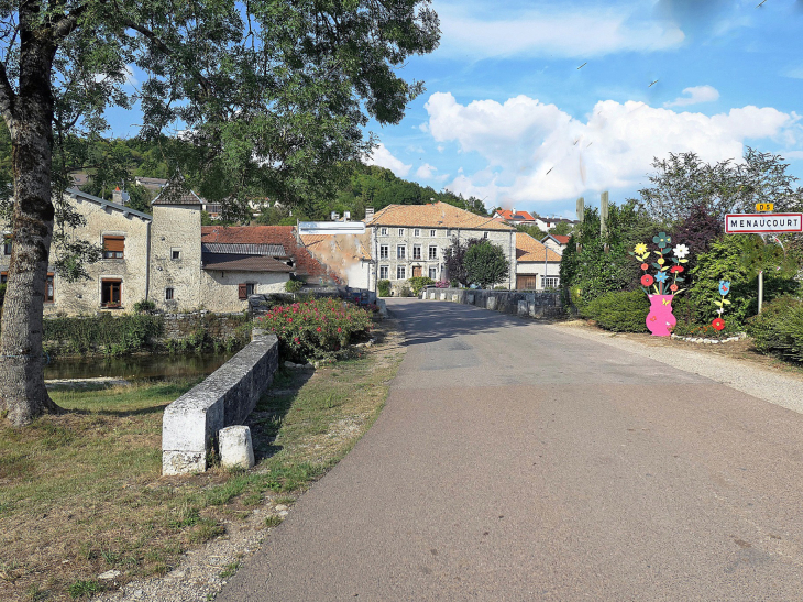 Pont sur l'Ornain à l'entrée du village - Menaucourt