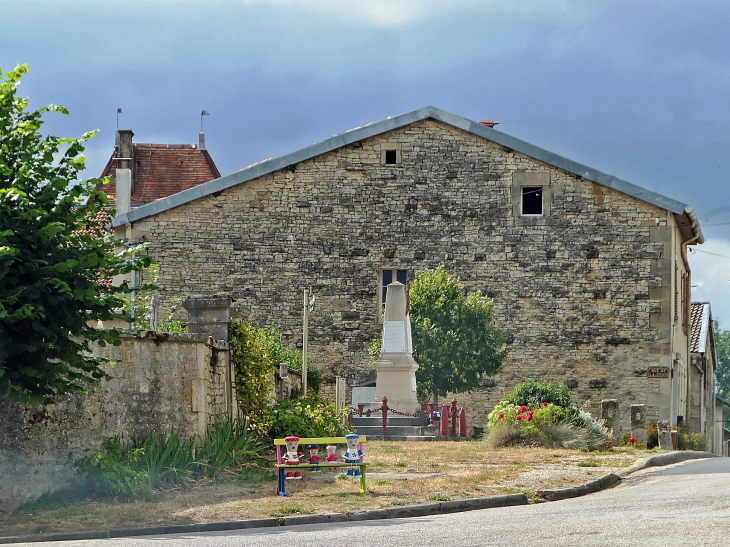 Le monument aux morts - Ménil-sur-Saulx