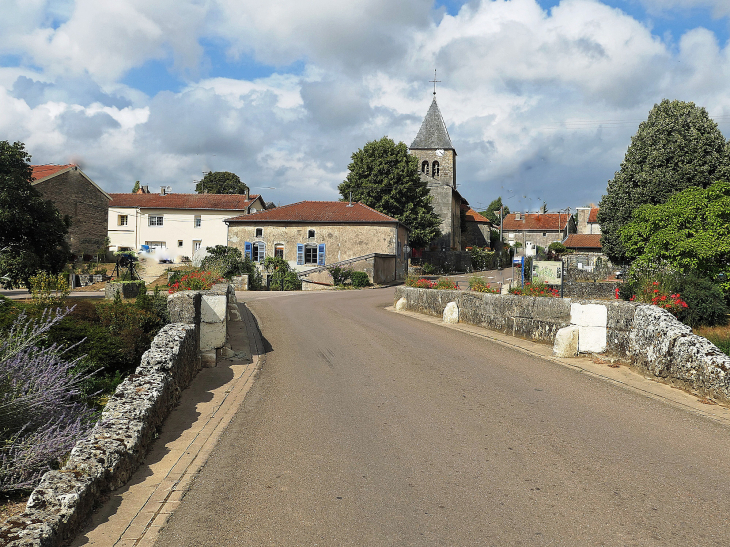 Entrée dans le village par le pont sur la Saulx - Ménil-sur-Saulx