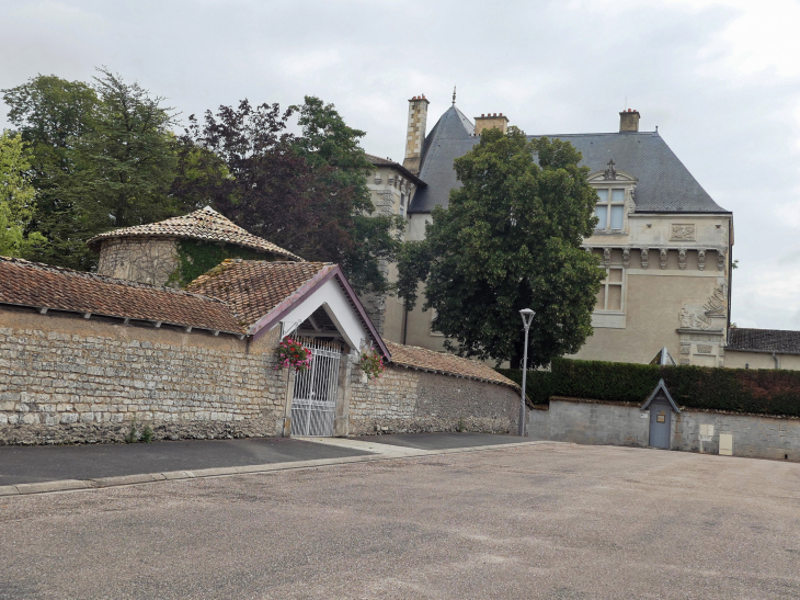 Place close du village dans l'ancienne basse-cour du château - Montbras