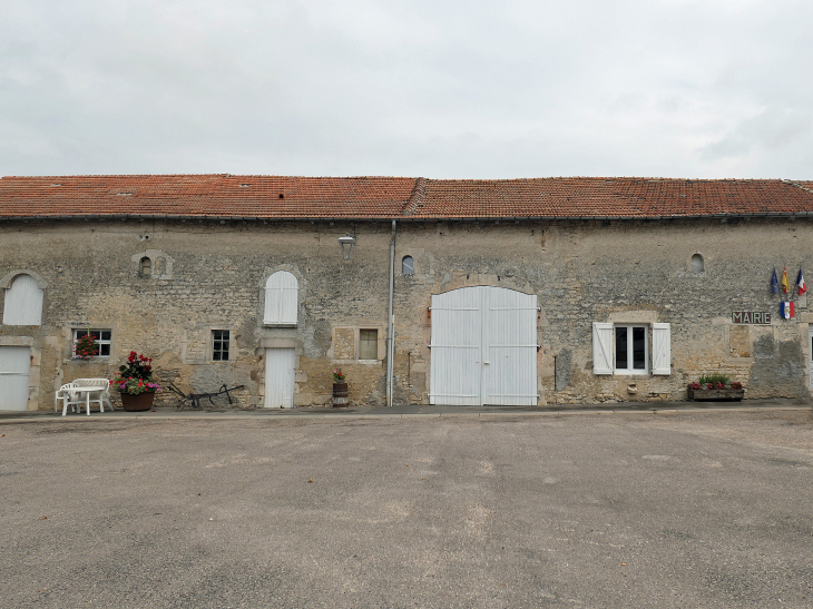 Place close du village dans l'ancienne basse cour du château - Montbras