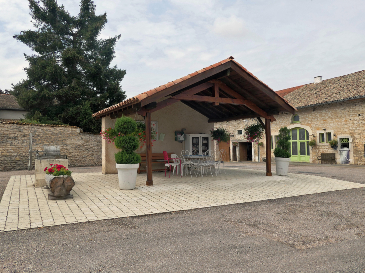 Place close du village dans l'ancienne basse cour du château - Montbras