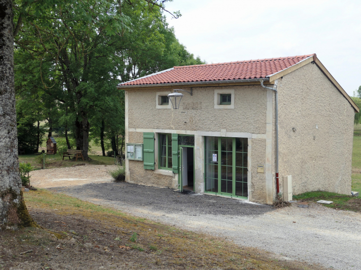 La petite mairie à l'écart des maisons - Montbras