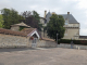 place close du village dans l'ancienne basse-cour du château