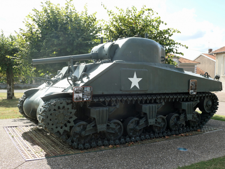 Le char sur la place - Montfaucon-d'Argonne