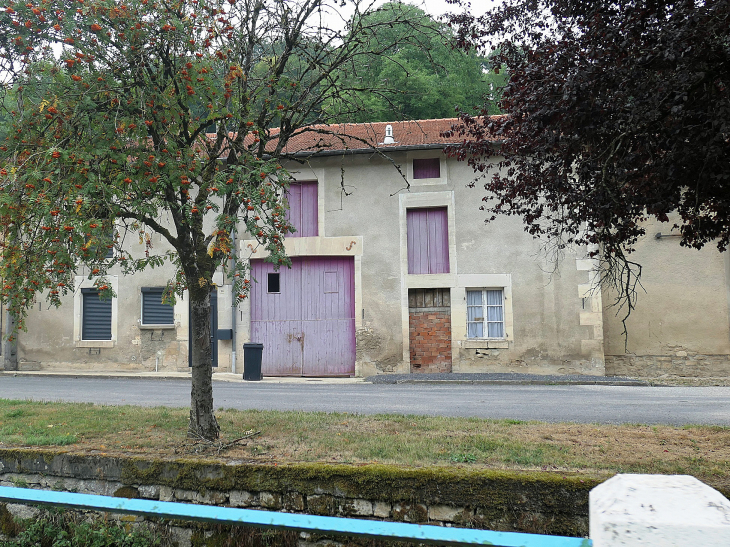 Le ruisseau dans le village - Montplonne