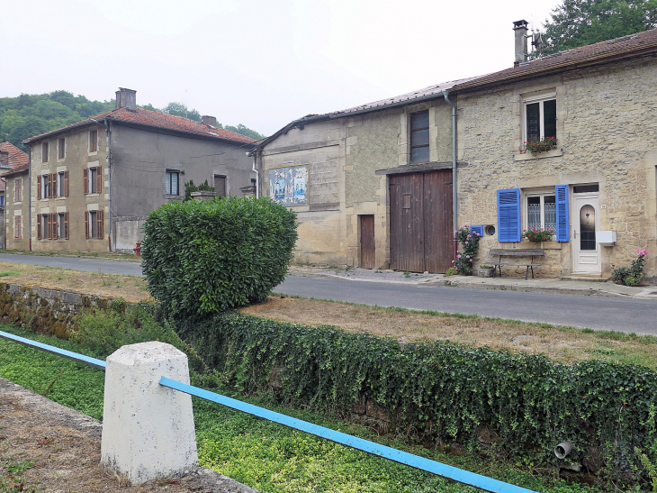 Le ruisseau traversant le village - Montplonne