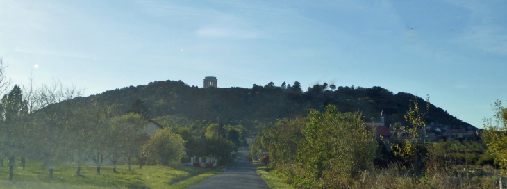 La butte témoin, le mémorial américain et le village - Montsec