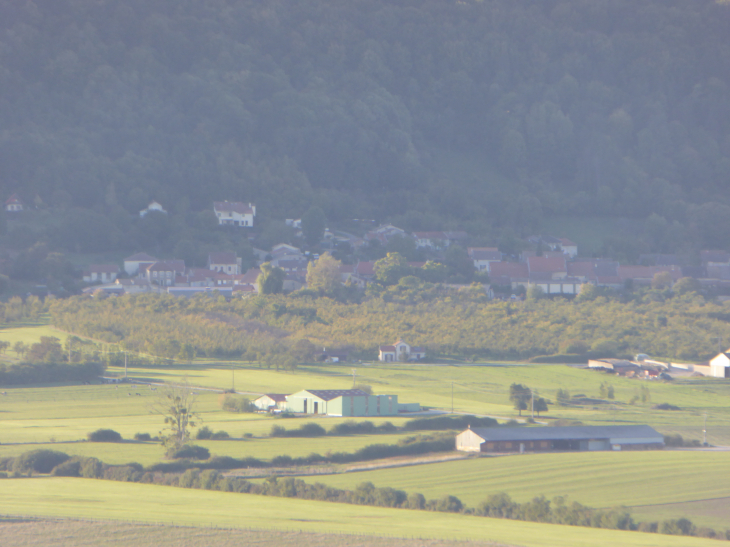 Vue sur un village au pied des côtes de Meuse - Montsec