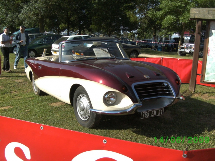 Voitures anciennes (une Peugeot) - Nonsard-Lamarche