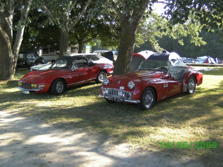 Voitures anciennes (une Fiat DINO et Triumph) - Nonsard-Lamarche