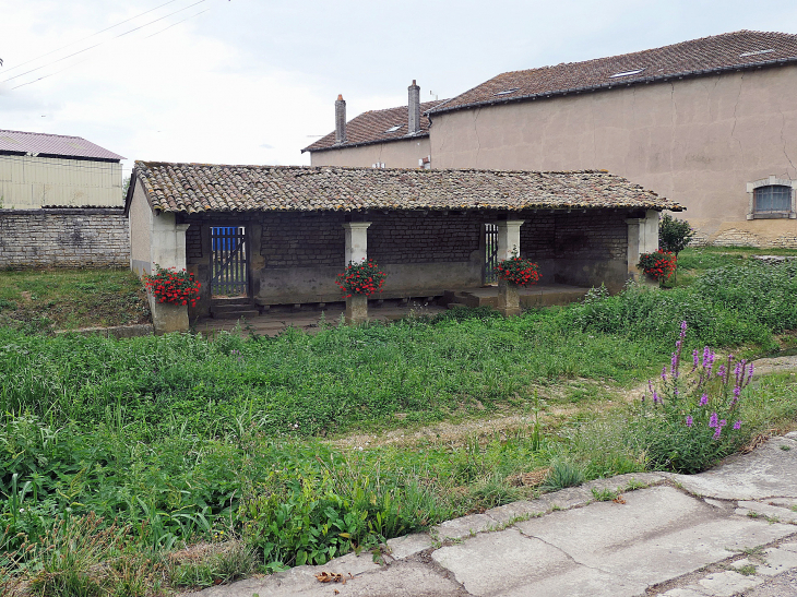 Lavoir dans le village - Ourches-sur-Meuse