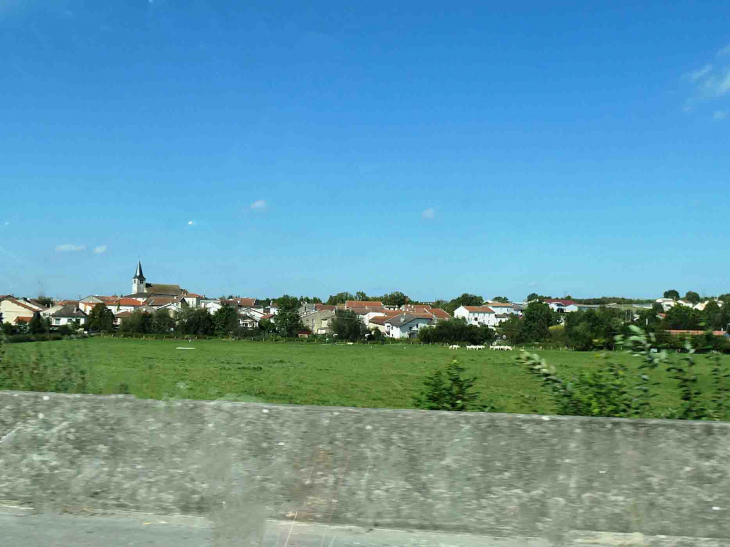 Le village vu de l'autoroute - Pagny-sur-Meuse