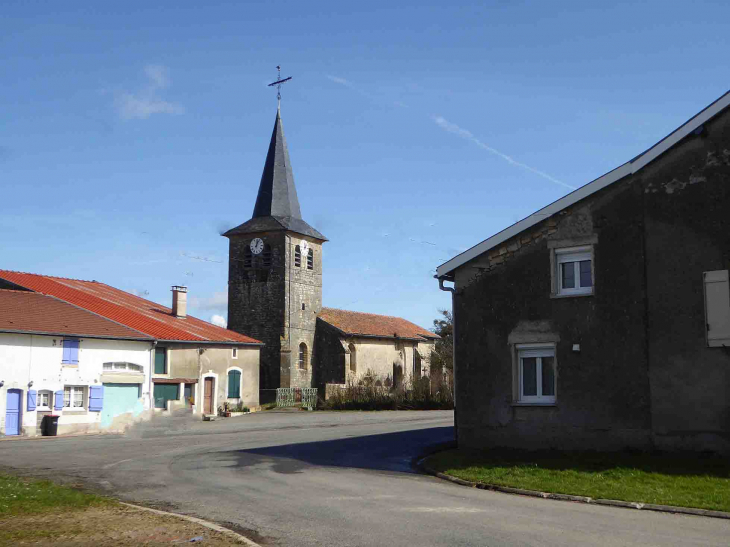 L'église dans la rue principale - Peuvillers