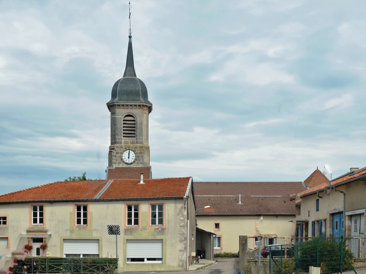 L'église dans le village - Pierrefitte-sur-Aire