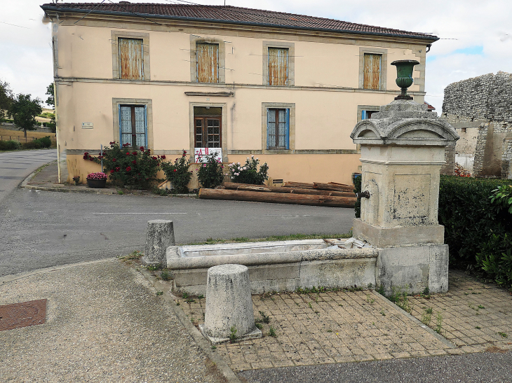 Erize la Grande : fontaine - Raival