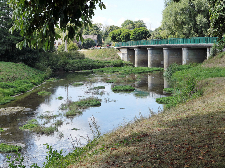 Le pont sur la rivière - Rarécourt