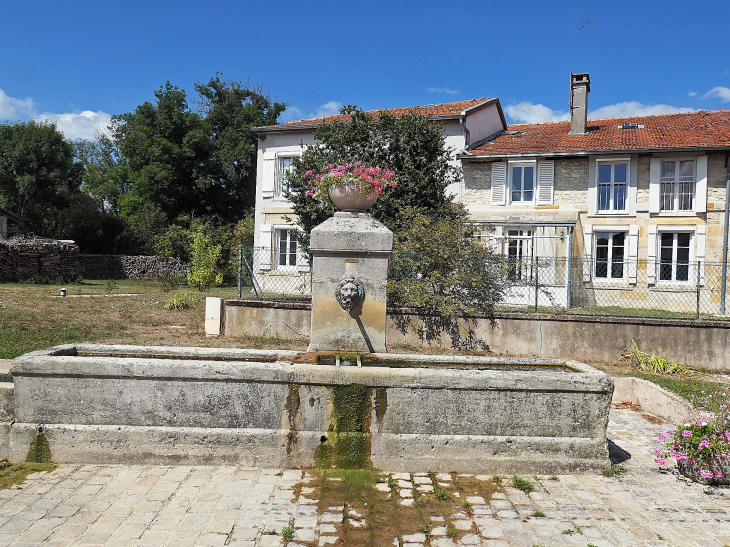 La fontaine dans le village - Rarécourt