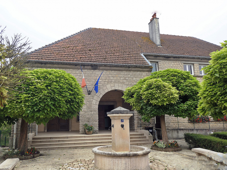 La fontaine devant la mairie - Récourt-le-Creux