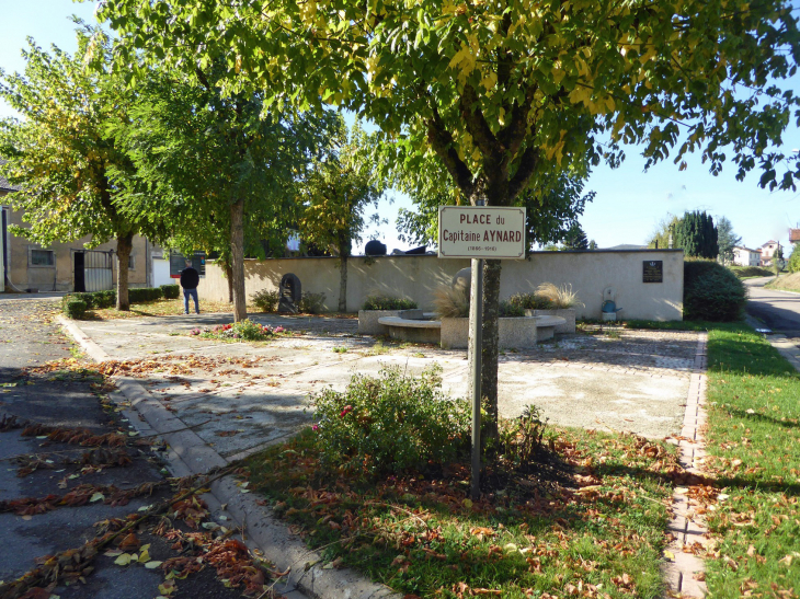 Village croix de guerre détruit et reconstruit - Regnéville-sur-Meuse